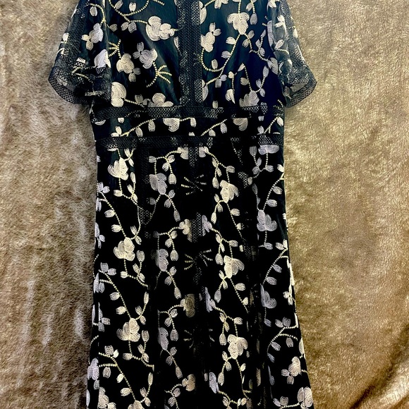 Lace and  embroidered detail dress - Picture 2 of 7